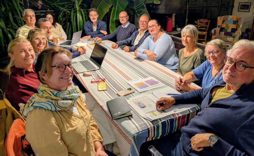 L'équipe Ensemble agir pour Tresserre 2026 au travail autour de Michel Thiriet.