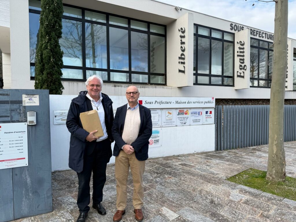  Michel THIRIET, candidat tête de liste d'Ensemble agir pour Tresserre 2026 !, accompagné de Marc Fromentin, avec la déclaration de candidature aux élections municipales de 2026 à la sous-préfecture de Céret (Pyrénées Orientales).
