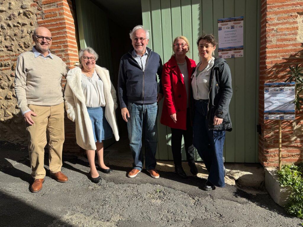 Michel Thiriet le maire de Tresserre devant sa permanence de campagne située rue des jardins à Tresserre. Il est entouré de membres de l'équipe Ensemble, agir pour Tresserre 2026 ! Marc Fromentin, Claire Becfèvre, Catherine Venière et Nelly Soulat.